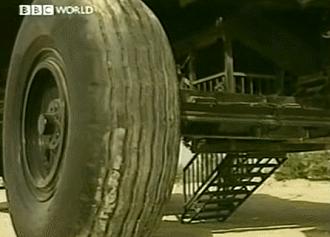 这个专开大车的中东浪子，最近搞了台两层楼高的悍马