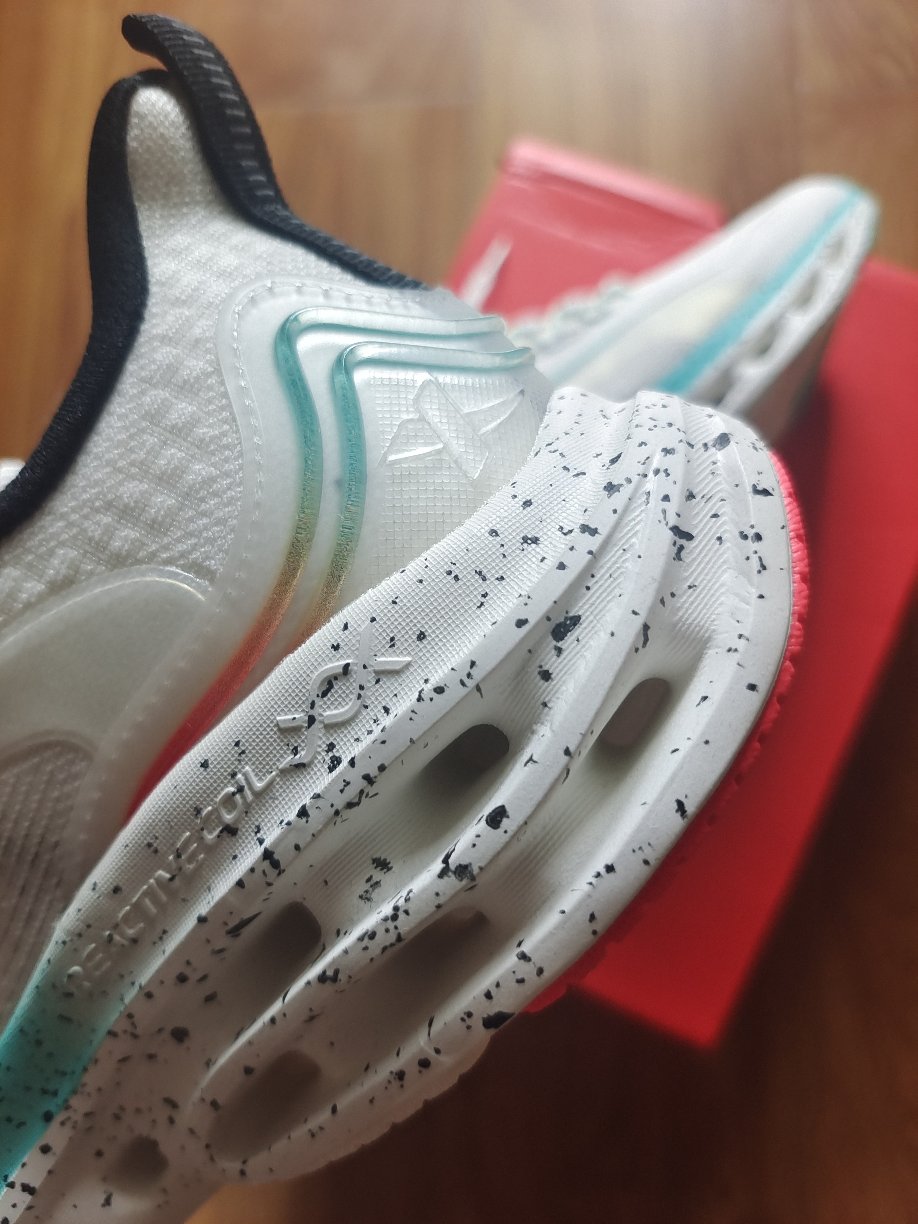 特步也崛起了！减震旋跑鞋来袭，9年结构缓震，成就夏日通勤佳品