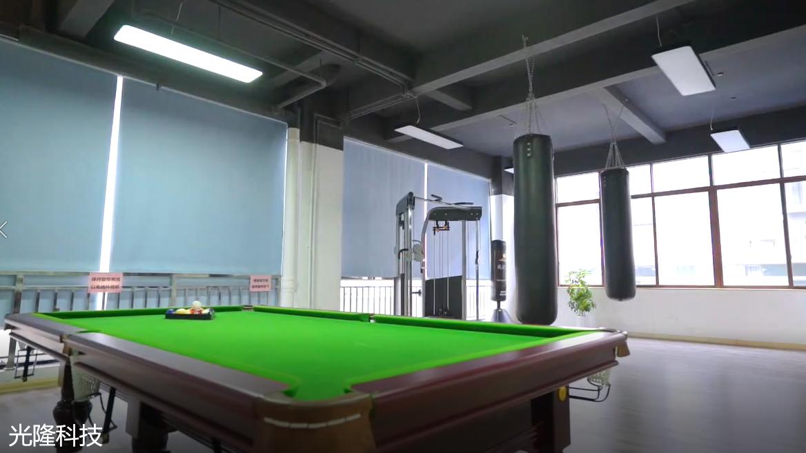 带足球场的健身房,带游泳池篮球场乒乓球的健身房