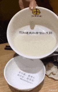 女生上学和出去玩的区别,女生在上课穿校服