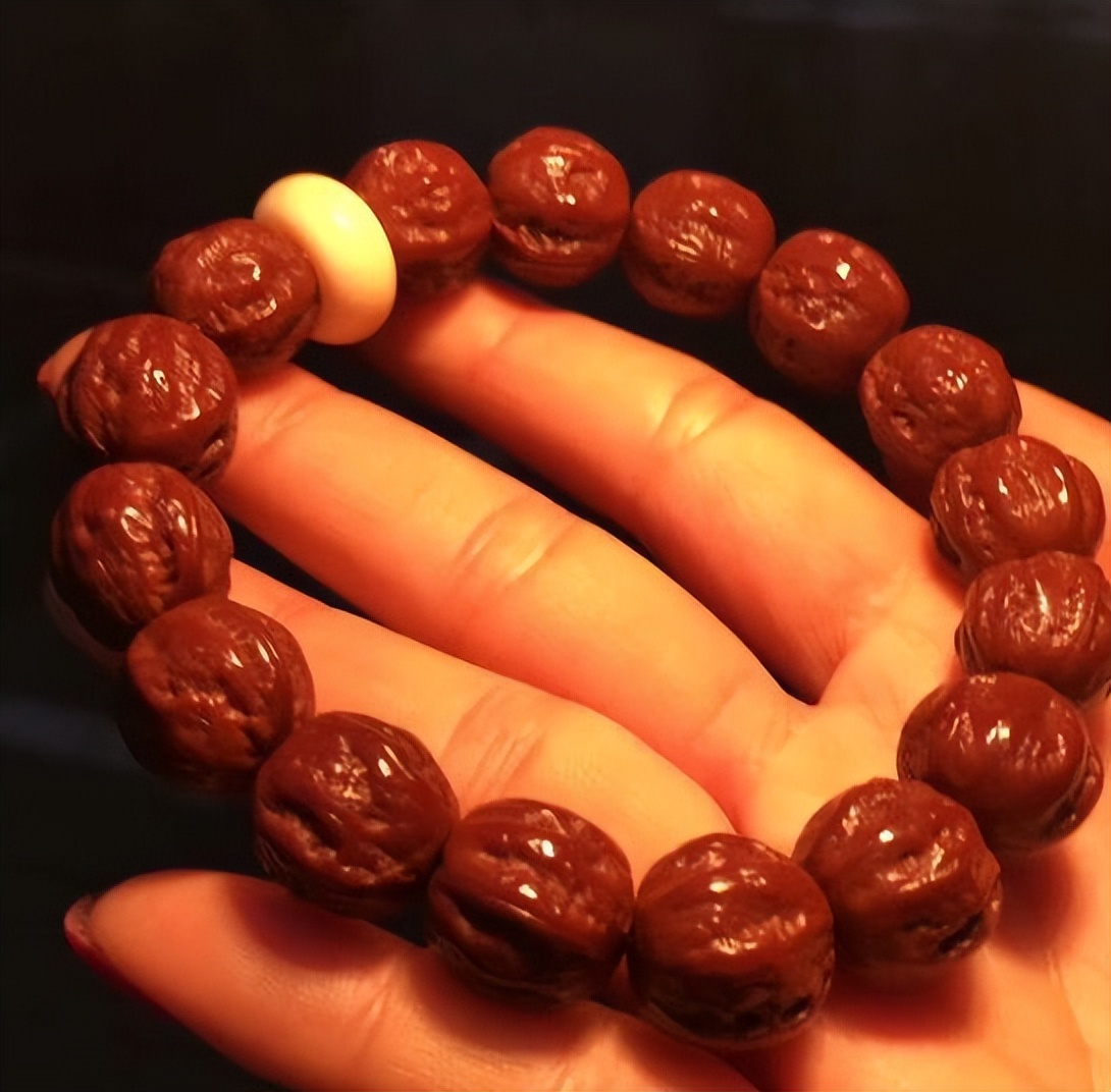 小核桃手串盘了一年,小核桃手串盘起来很油