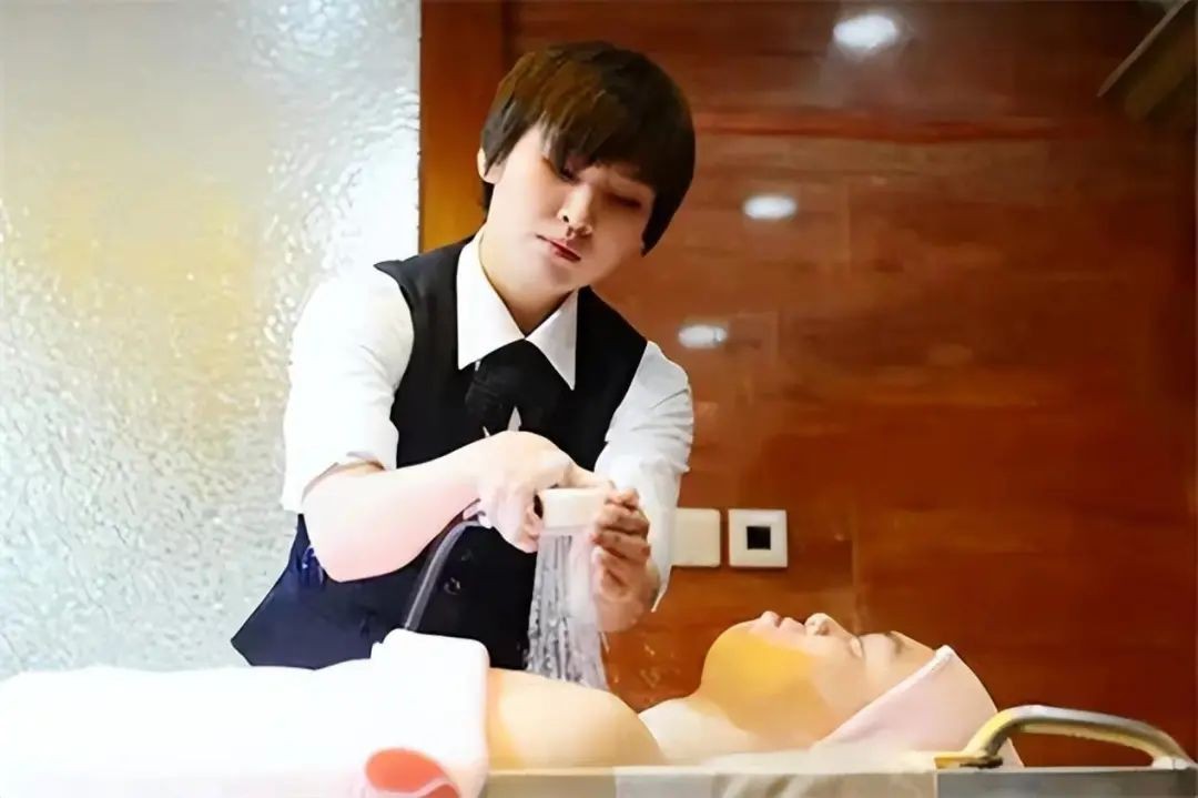 入殓师为什么不能触碰亲人的尸体,人死后必须要用入殓师吗