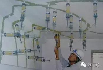 混凝土板裂缝是什么原因造成的,现浇板浇砼后表面裂缝是什么原因