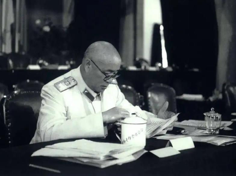 1970年的一个深夜,*世友许**找来肖永银:刘帅来南京了,你去接最好