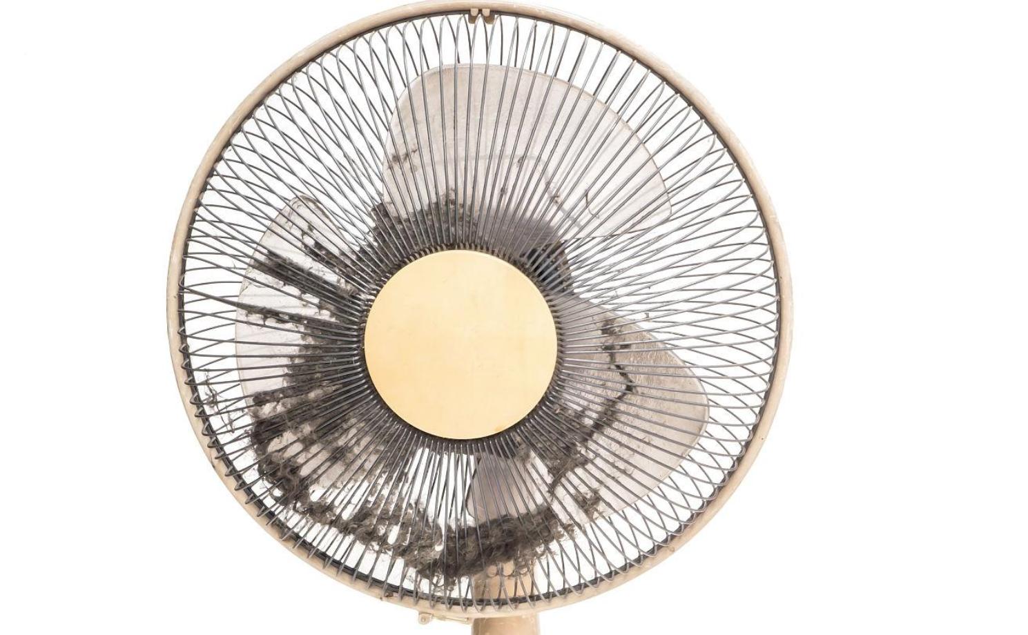 风扇上灰怎么清理,为什么电风扇的扇叶上容易积累灰