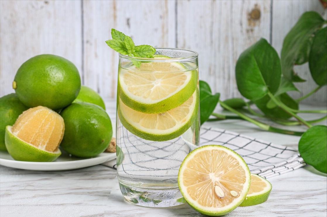 绿色柠檬和黄色柠檬哪种泡水好,买柠檬挑什么样的好