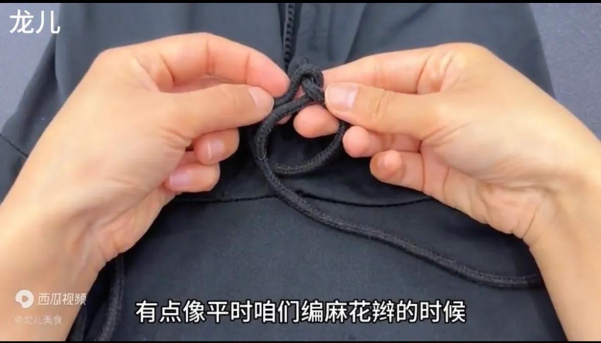 超流行的卫衣绳打结方法,卫衣绳子花样打结法