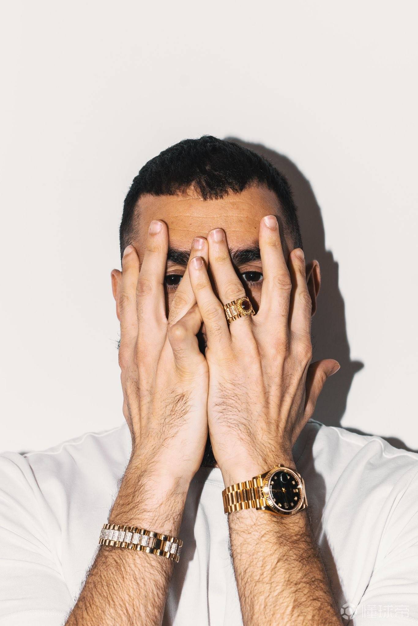 本泽马绷带打手腕,本泽马的右手金色绷带