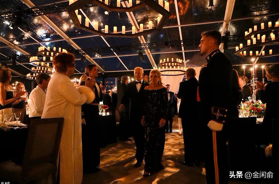 马克龙夫妇携手并肩,马克龙与妻儿出席活动