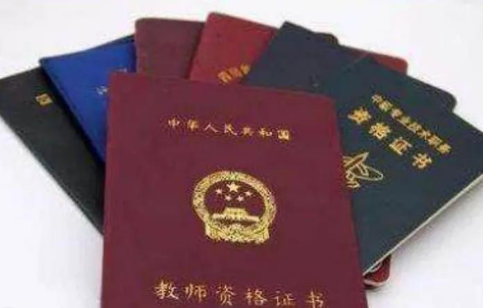 辽宁歪脸女孩，家境贫寒父母双亡，整容变美后拒百万薪只为当老师