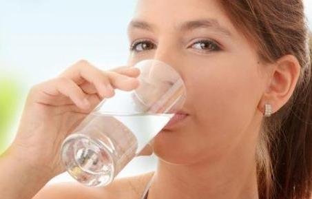 宝宝马上四个月了奶不够吃怎么办,宝宝刚满4个月母乳不够可以断吗