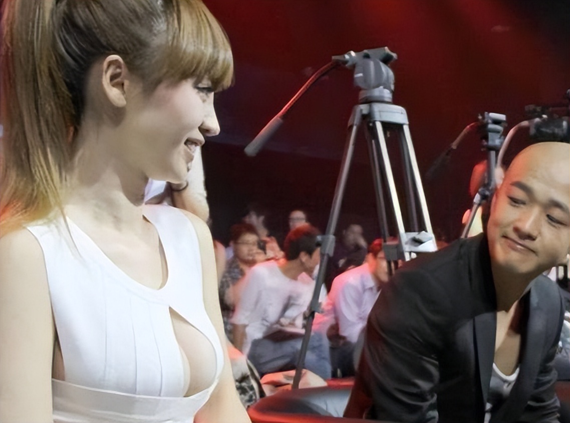 柳岩水蜜桃西装,柳岩水蜜桃礼服