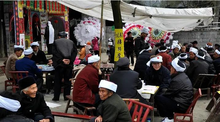 君山镇唯一的乞丐,失去双亲四处流浪,为什么没有生活的烦恼?