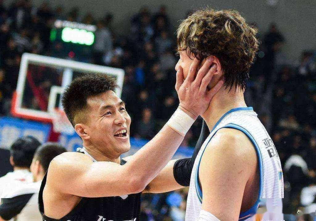 王哲林这三场比赛的表现,王哲林打成2加1后亮肌肉