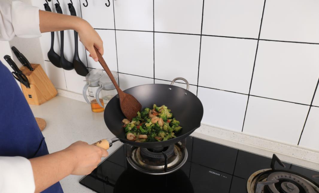 熟铁锅好用还是生铁锅好,生铁锅和熟铁锅到底哪个好用