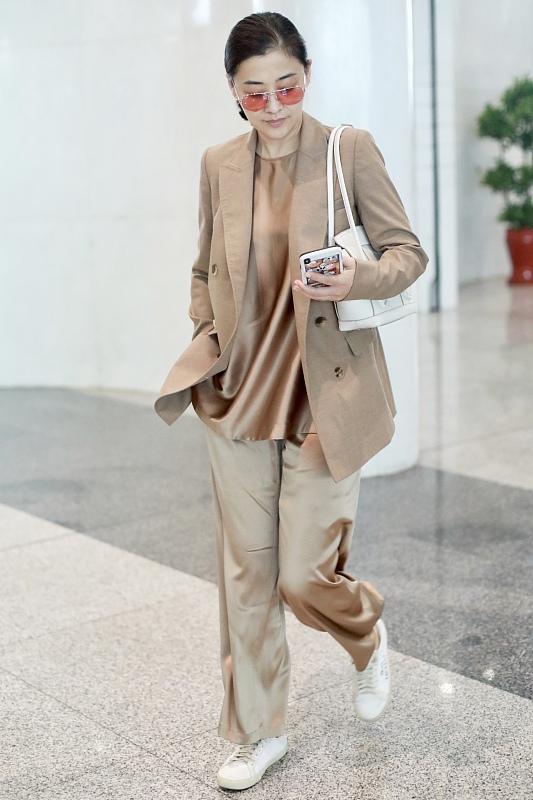 梅婷一家风衣配礼帽时髦又潇洒,梅婷穿的白衬衫和黑色阔腿裤