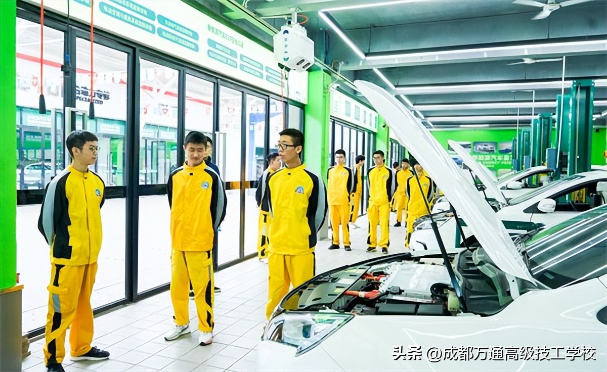 男孩子初中毕业学什么好？汽车专业了解一下