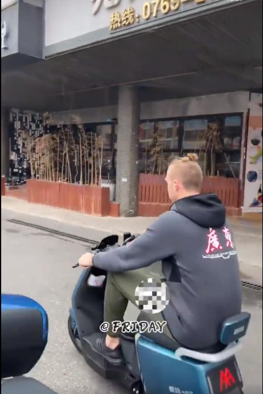 喜提新车!宏远外援汉密尔顿买辆电动车,2米13大汉骑小电驴上下班