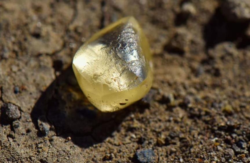 28年前，农妇意外捡到34克钻石，27万卖给国企，为何遭法院传唤？