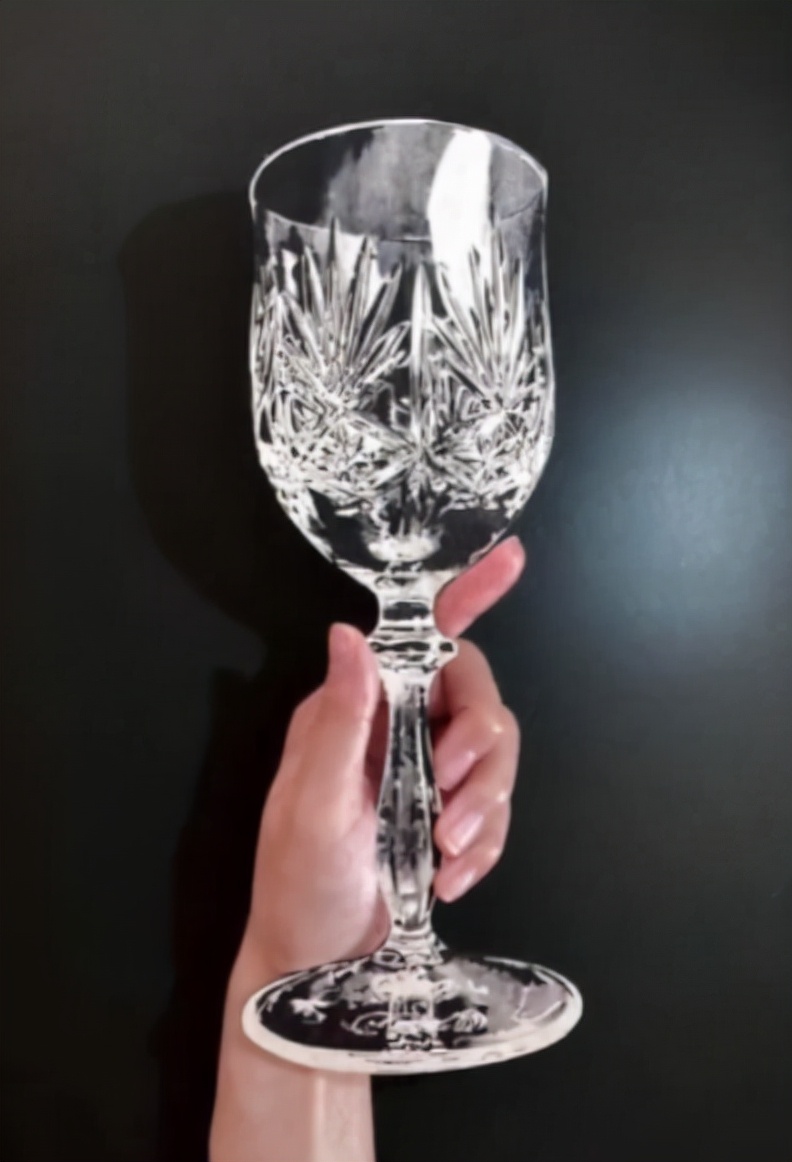 日本妹子把白纸刻成玻璃杯，连水珠都能看见，裸眼3D还能这么玩？