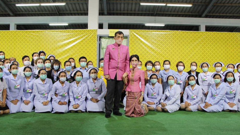 泰国人见了泰王不下跪会怎么样,泰国国王见了僧侣也要下跪为何