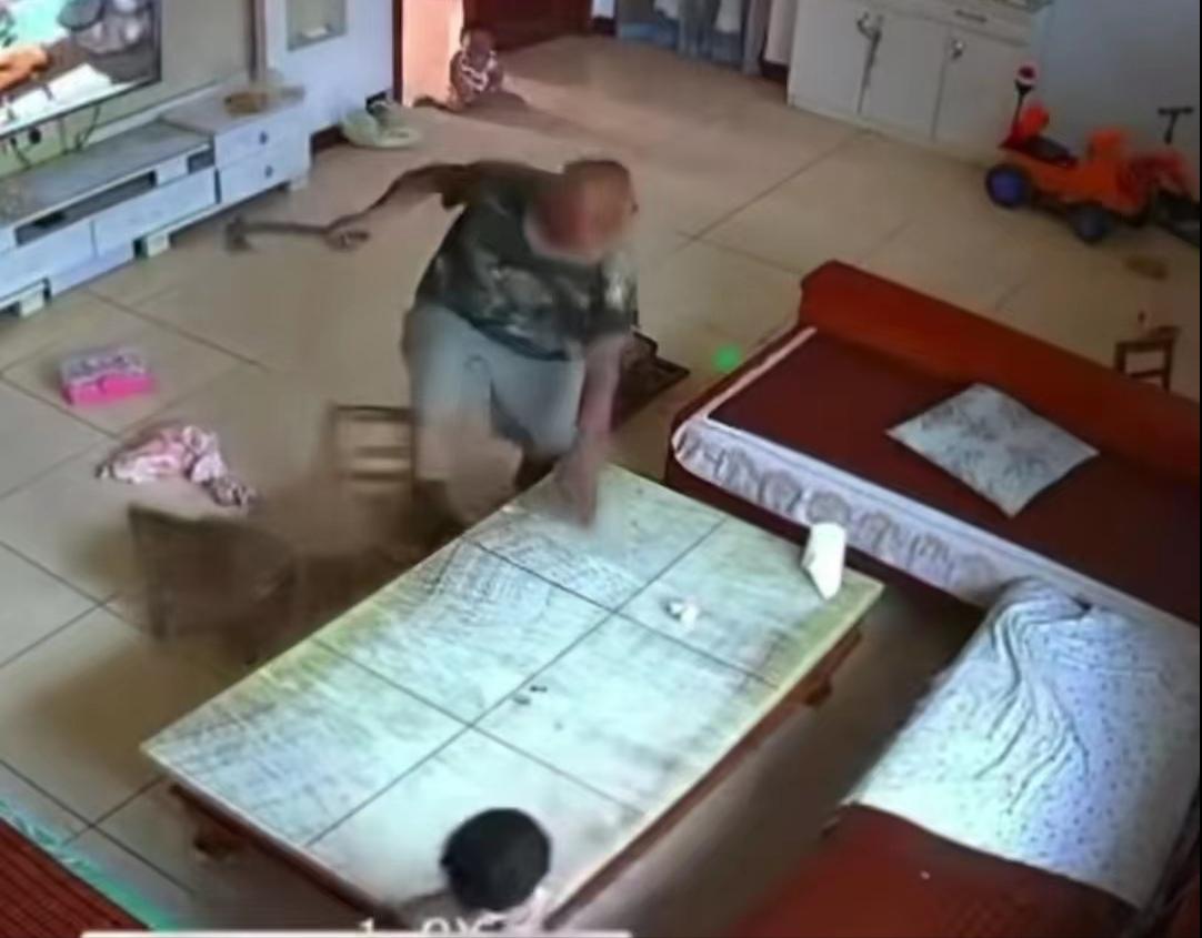 邻居土地纠纷打架死人,土地纠纷6岁男孩被邻居追砍