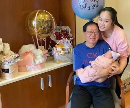 57岁富婆嫁小19岁老公生下三胞胎,57岁富婆嫁给丈夫后生三胞胎