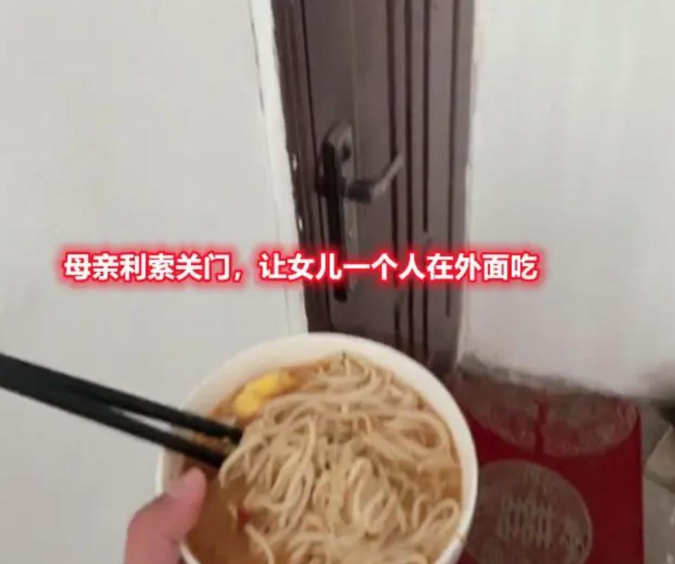 给妈妈买蛋糕却被爸爸骂瘫痪,给亲爸买蛋糕