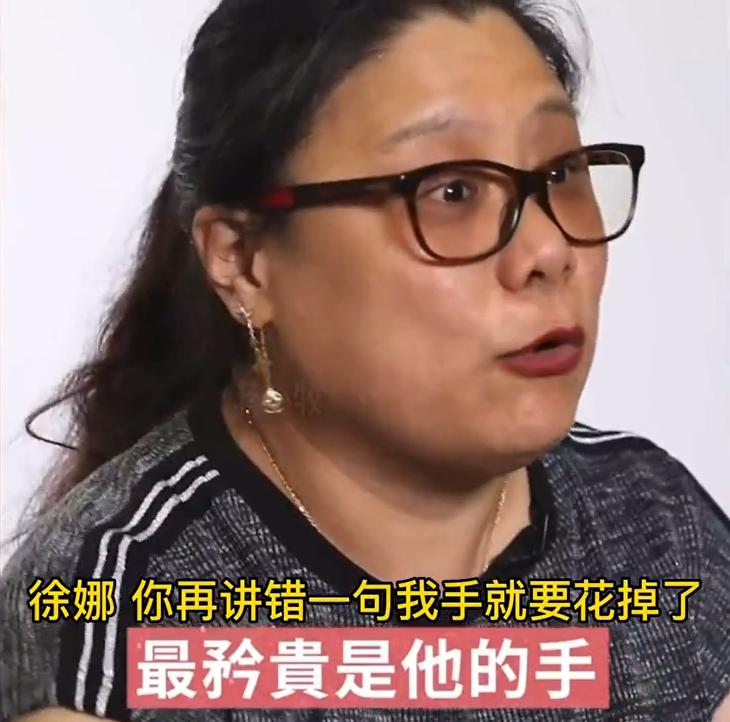 少林足球星爷拍照姿势图片,少林足球周星驰看球鞋那段