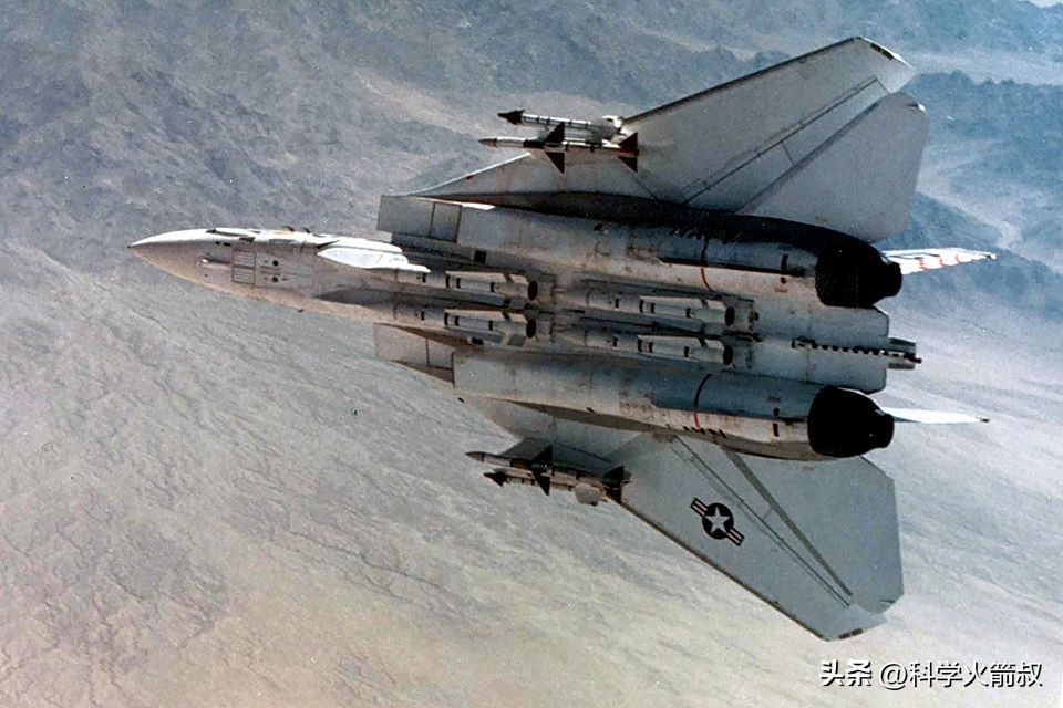 f14雄猫战斗机从头上飞过,f14雄猫战斗机干掉f22