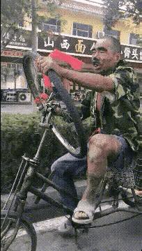 大爷你这是刚挖煤回来吗，另外你这车还挺个性的，这方向盘牛