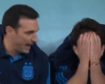 马拉多纳看梅西进球庆祝,梅西致敬马拉多纳的进球