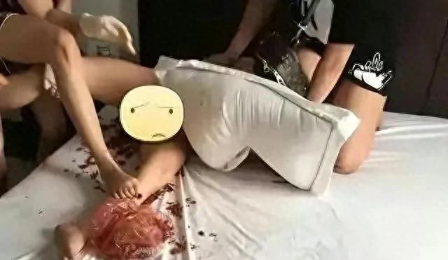 原配扒光小三拍摄私密照并游街并往*处私**塞辣椒，被判刑八个月