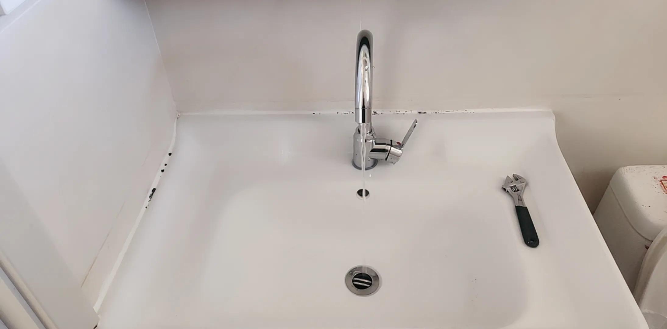 浴室明管冷热水龙头安装示意图,洗手盆水龙头冷热软管如何安装