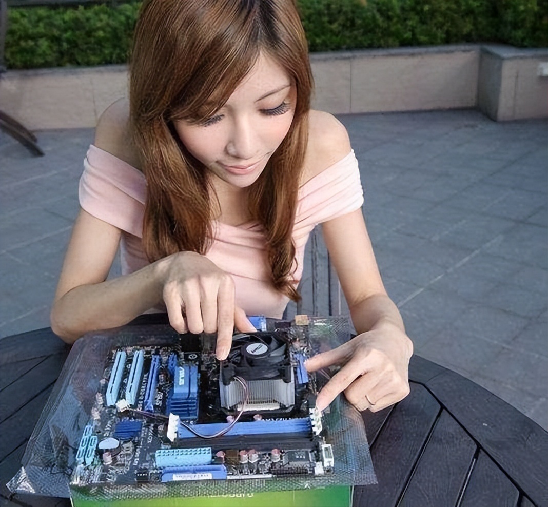 电脑开机cpu风扇转显卡也转没画面,电脑正常开机cpu风扇转一会停又转