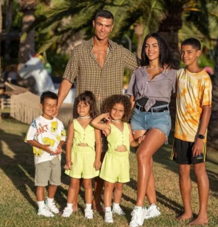 c罗12岁的时候,c罗12岁才踢球吗