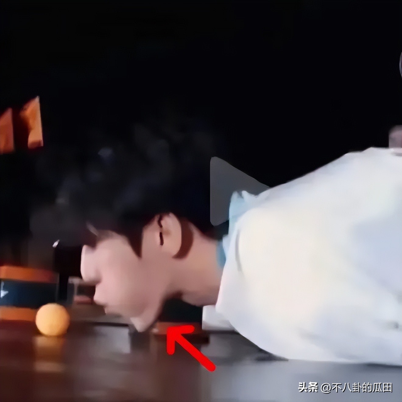 蔡徐坤下巴太尖惹争议图片,蔡徐坤下巴是假体吗