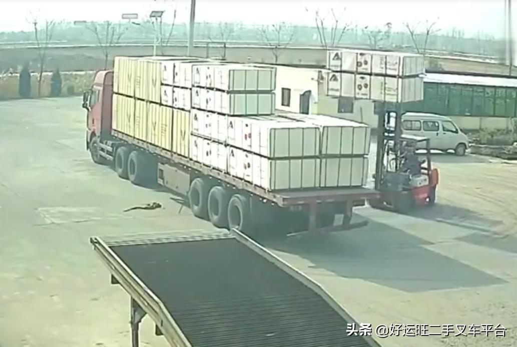 惊险！叉车被货物撬翻，只因司机没看懂这个铭牌，学起来