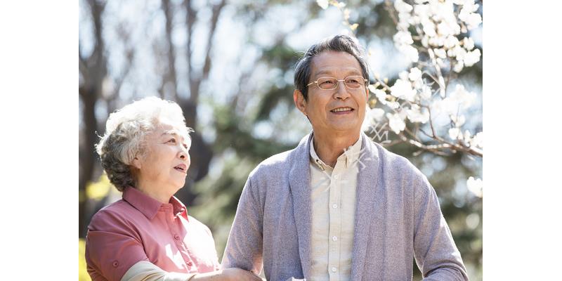 未婚老伴工资12500，却说只有2500，儿子告诉我真相我哭了