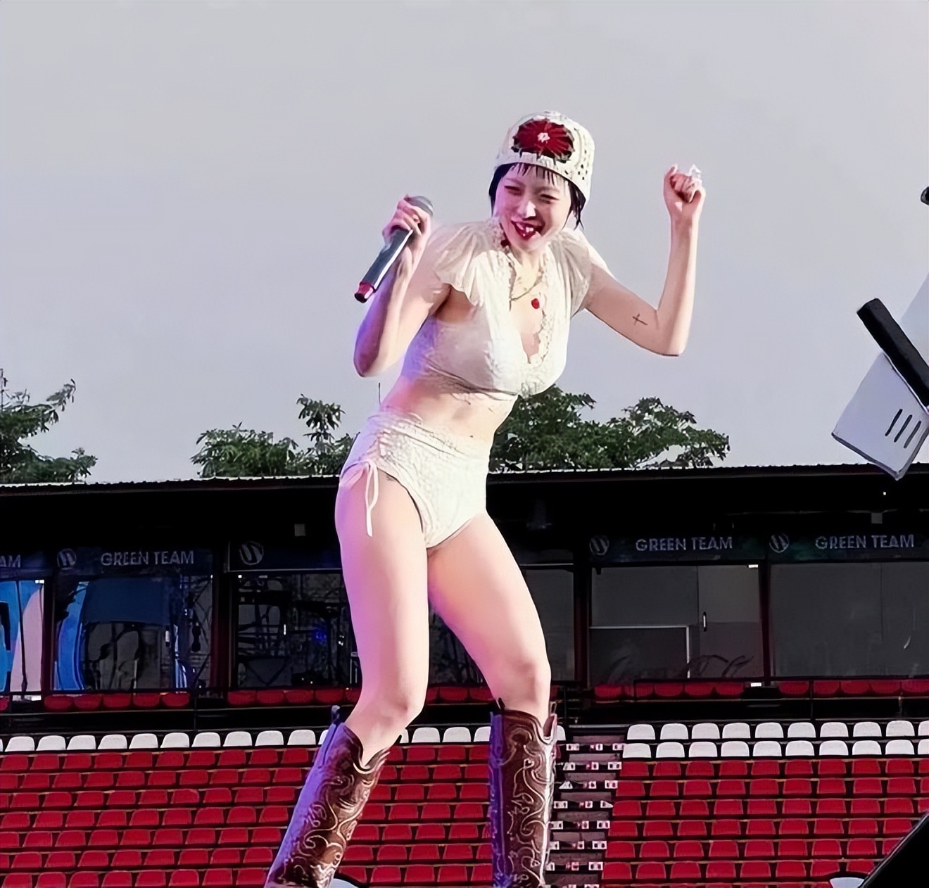 盘点韩国女明星最敢穿的衣服,韩国女星近期着装精选