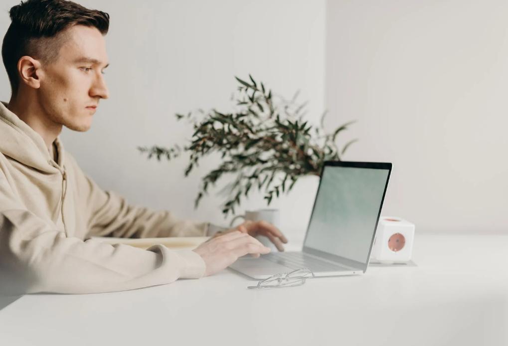 当下社会如何坚定理想信念,年轻人该树立什么样的理想和信念