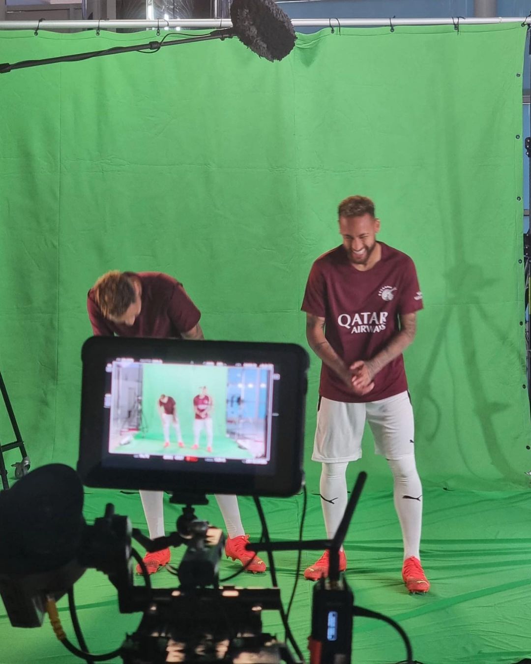 内马尔伪装成路人秀球技,假扮明星内马尔出街