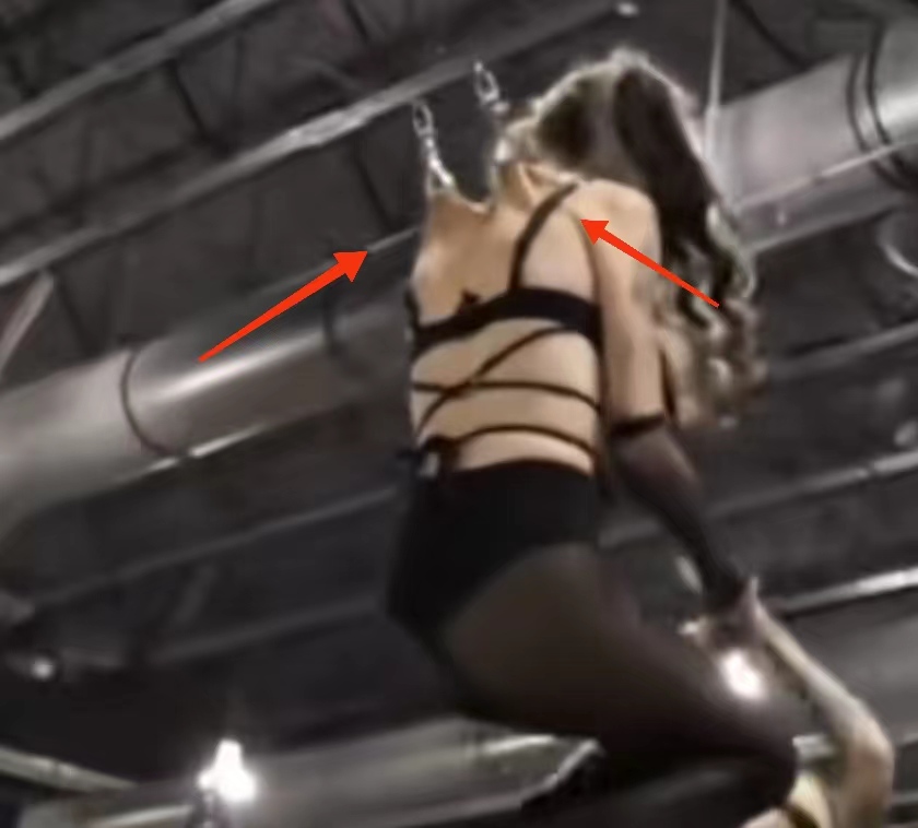 外国女子在皮肉上打孔，然后吊威亚玩，网友：不理解但大为震撼