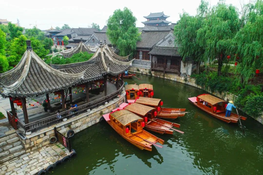 美！青山绿水间，留下一抹齐鲁红！