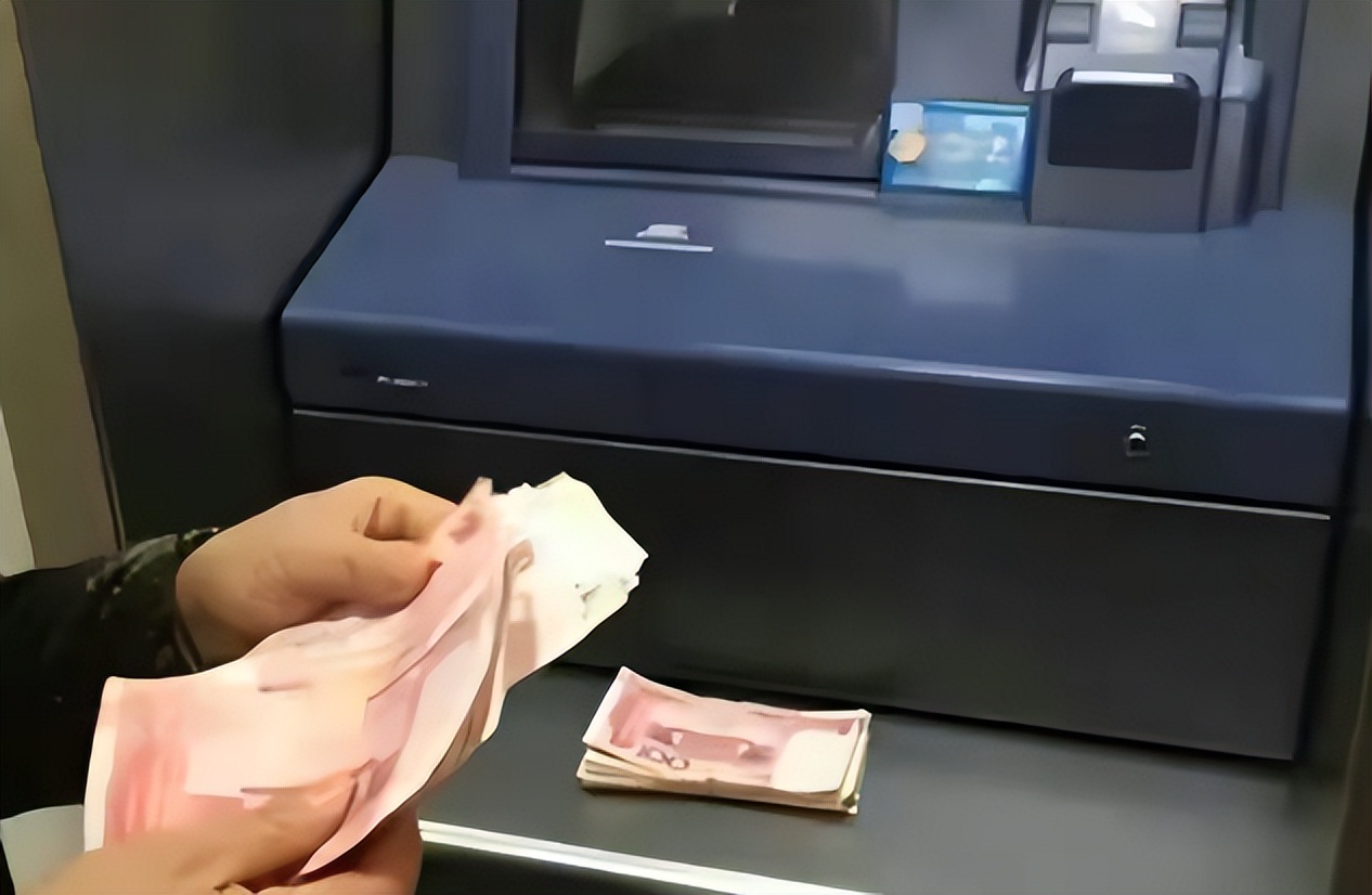 银行卡莫名其妙多了一万会判刑吗,银行突然多出几十万会被查吗