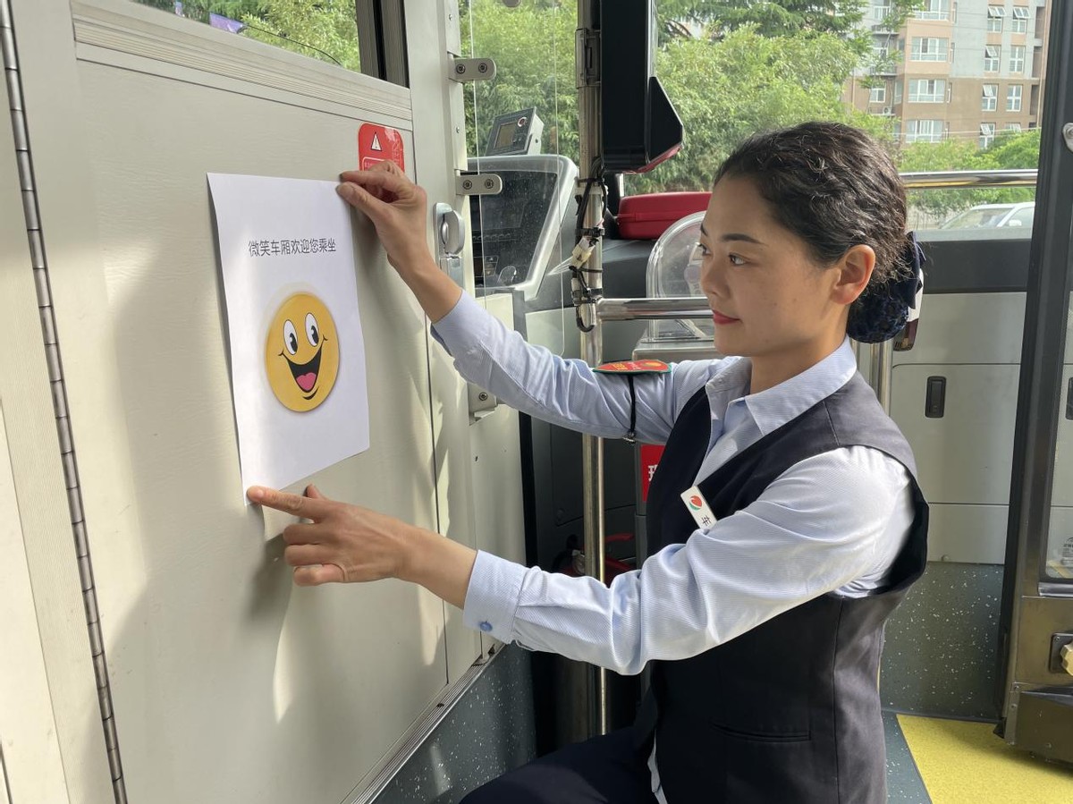 郑州公交开出“微笑车厢”驾驶员定制“微笑手袋”送学子、乘客