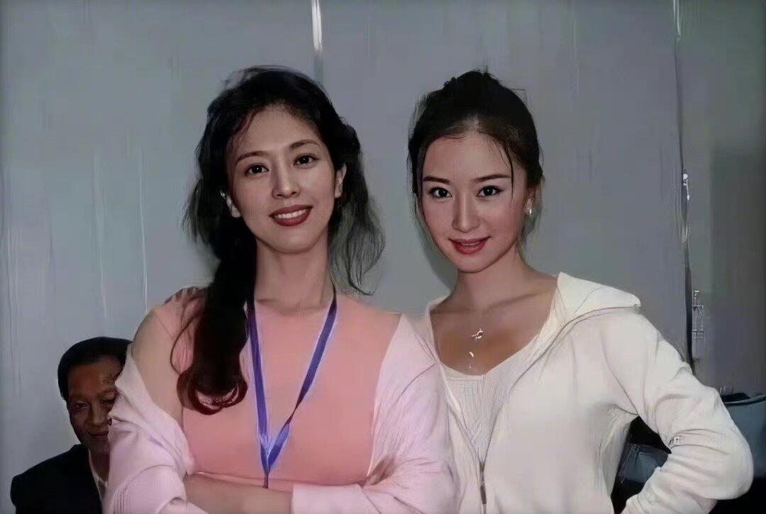 看合影才知道刘亦菲有多美,看了刘亦菲和素人的合影