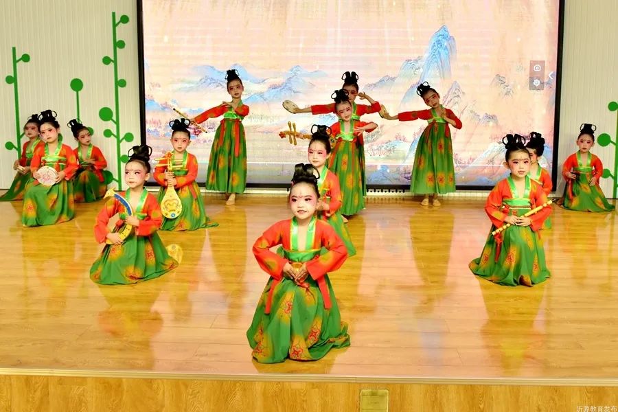 六一儿童节花儿与少年,六一儿童节花儿向阳开