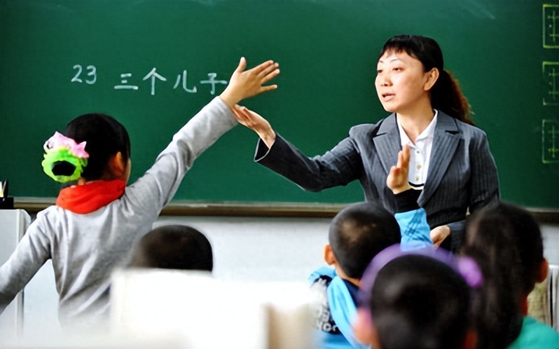 变态老头猥亵10岁女孩,被抓时拉链都没关,称:就摸了怎么样?