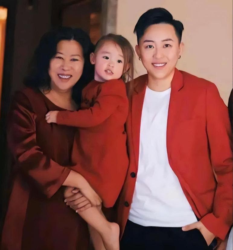 5年前，花50万买精子生下五国混血儿的叶海洋，勇敢地活出了自我